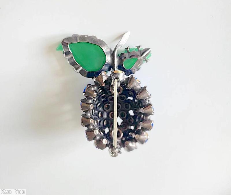 Schreiner 2 carved leaf domed clustered ball berry pin 1 large leaf 1 small leaf short hammered stem blue chaton green carved leaf jewelry