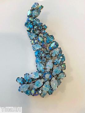 Schreiner 2 flower head hook wave shaped pin 1 chaton center 7 surrounding navette bicolor blue white jelly bean ice blue chaton silvertone jewelry