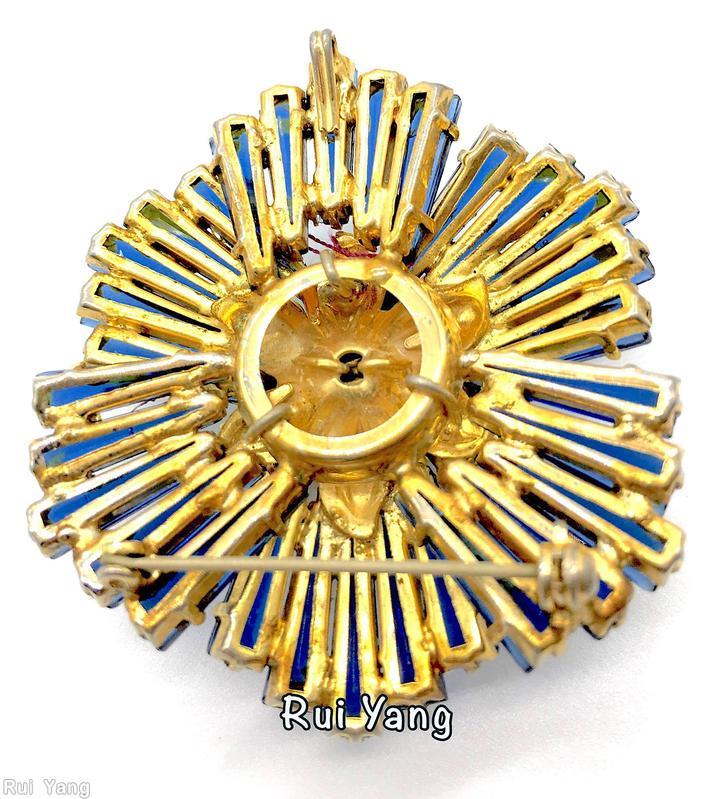 Schreiner 2 level 3 group of 5 keystone pin large round cab center stone 12 surrounding small chaton marina blue keystone faux pearl green chaton center goldtone jewelry