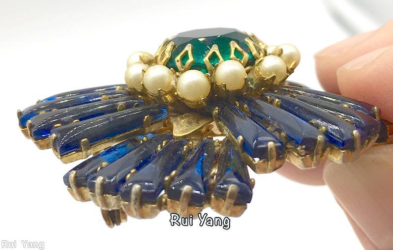 Schreiner 2 level 3 group of 5 keystone pin large round cab center stone 12 surrounding small chaton marina blue keystone faux pearl green chaton center goldtone jewelry