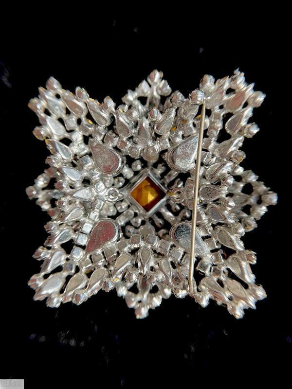 Schreiner 2 level of 4 cornered staggered pin large faceted square center surrounding 4 teardrop 4 buguette 8 small chaton crystal emerald silvertone jewelry