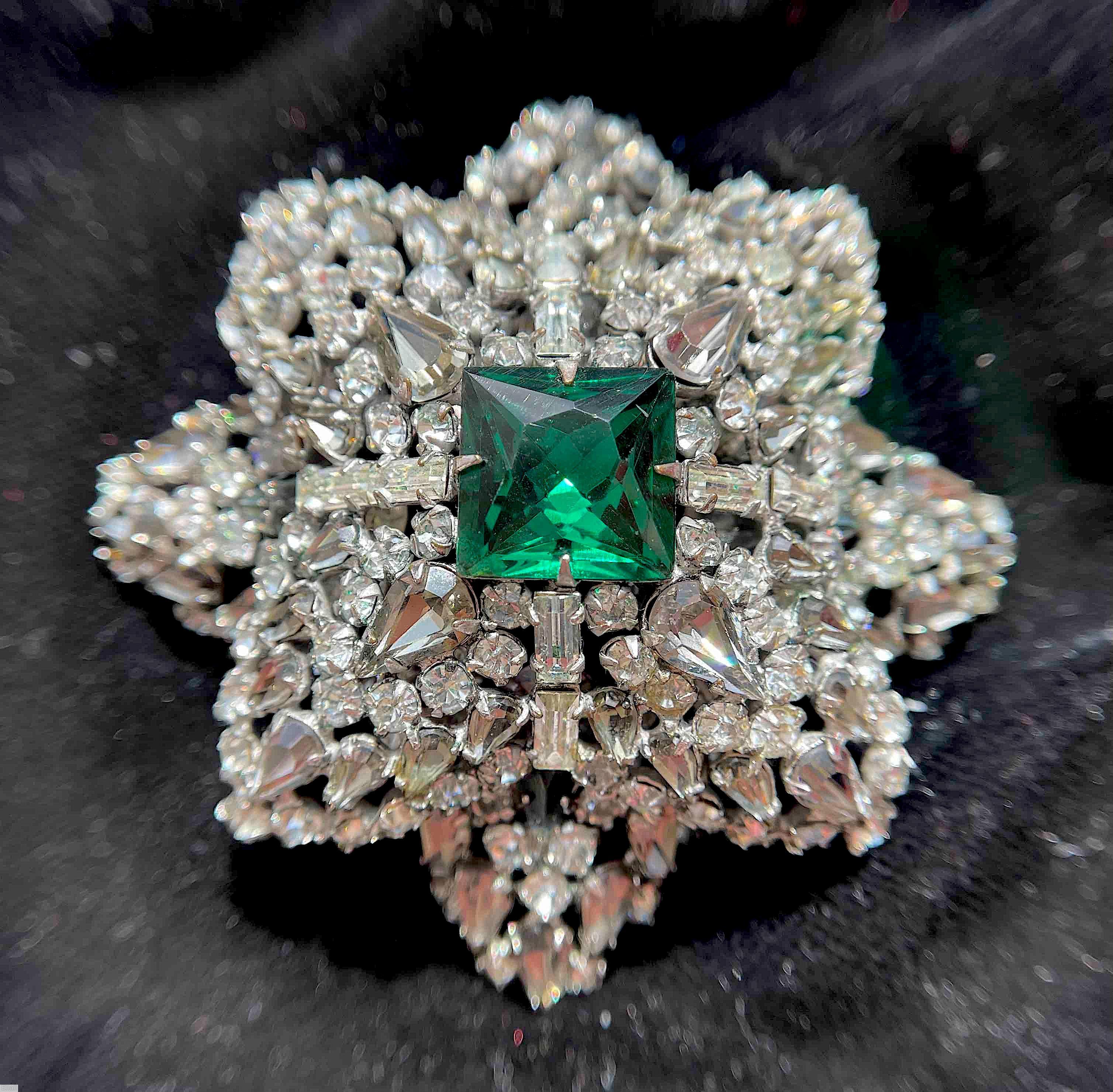 Schreiner 2 level of 4 cornered staggered pin large faceted square center surrounding 4 teardrop 4 buguette 8 small chaton crystal emerald silvertone jewelry