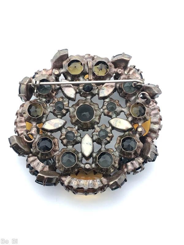 Schreiner 4 large oval stone 4 large round stone wall concave round stone center 5 small chaton surrounding 5 navette amber large oval cab jet round cab amber small navette smoky jewelry