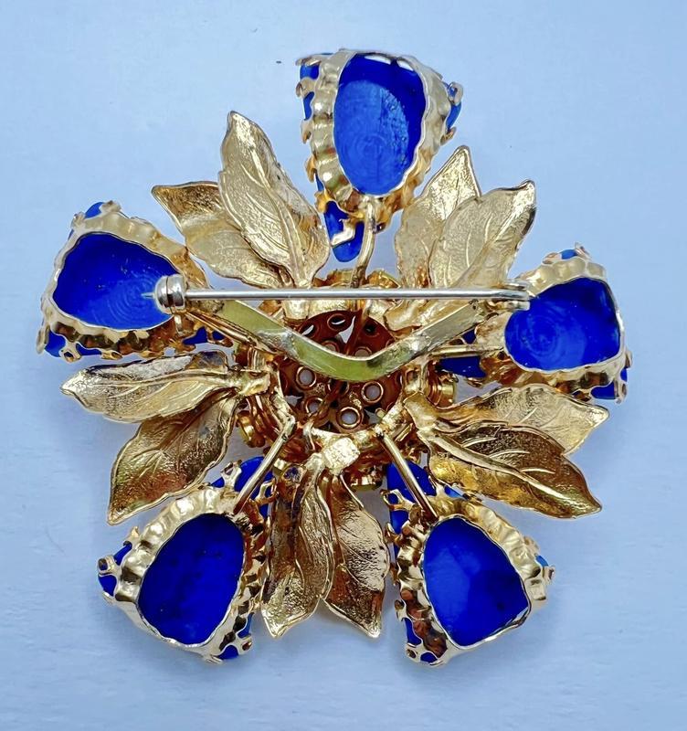Schreiner 5 triangle petal 10 metal leaf radial pin clustered center triangle carved lapis gold metallic leaf small chaton of moon glow white moon glow yellow lapis jonquil jewelry