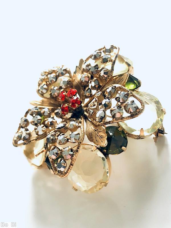Schreiner 5 wired seeds petal radial pin 5 metal leaf red small chaton center metalic jet small chaton large champagne faceted oval stone peridot inverted stone goldtone jewelry