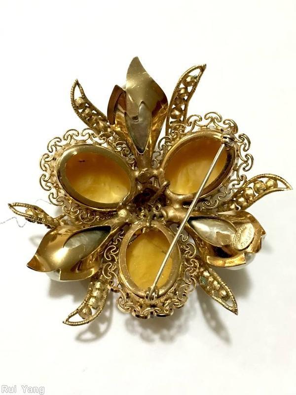 Schreiner 6 swirled wired ribbon radial double triangle pin 3 large bead clustered ball center 3 large oval cab coral striped honey peridot baroque pearl goldtone jewelry