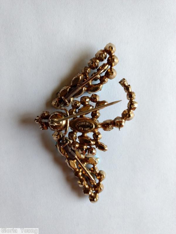 Schreiner dragonfly trembler tail of 7 varied size chaton large navette body wing of 3 row navette chaton lapis small round cab large opaque baby blue navette fuschia olivine chaton goldtone jewelry