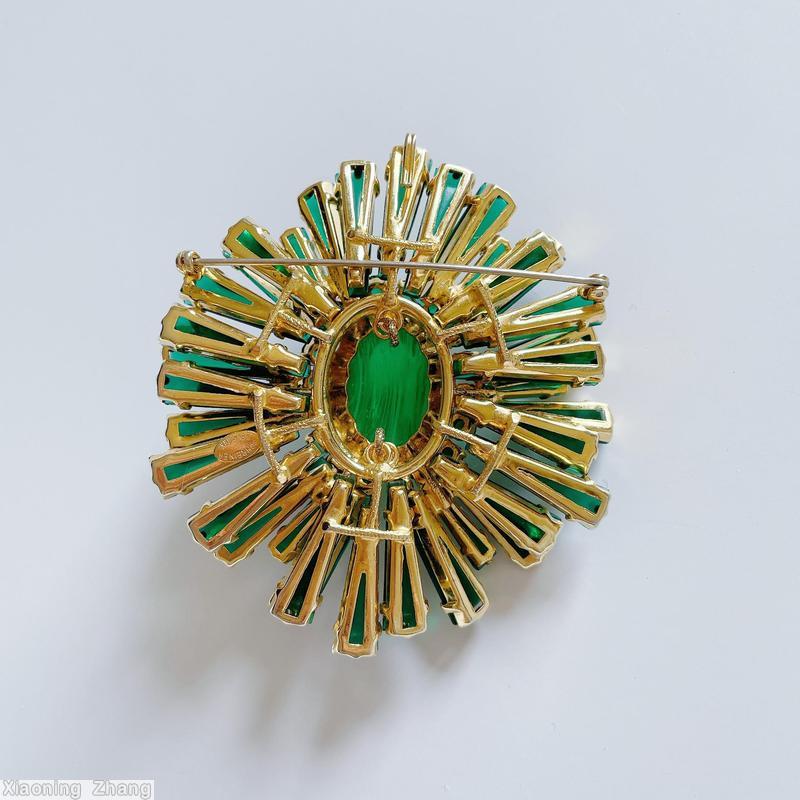 Schreiner giant ruffle keystone large oval center emerald marbled green large oval cab center goldtone jewelry