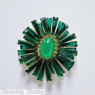 Schreiner giant ruffle keystone large oval center emerald marbled green large oval cab center goldtone jewelry
