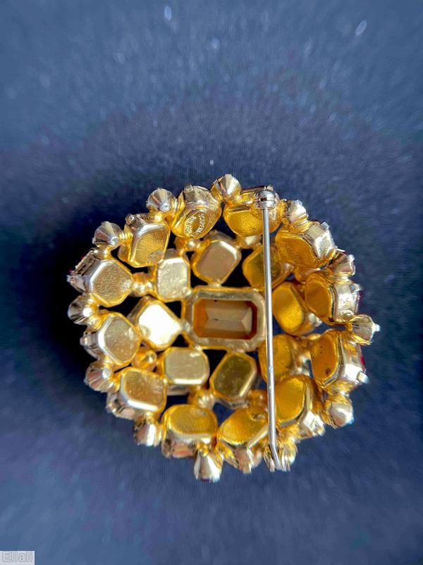 Schreiner high domed oval 20 emerald cut stone pin large emerald cut center 8 surrounding stone 12 second round stone small chaton clear red goldtone jewelry