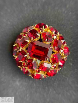 Schreiner high domed oval 20 emeçrald cut stone pin large emerald cut center 8 surrounding stone 12 second round stone small chaton clear red goldtone jewelry