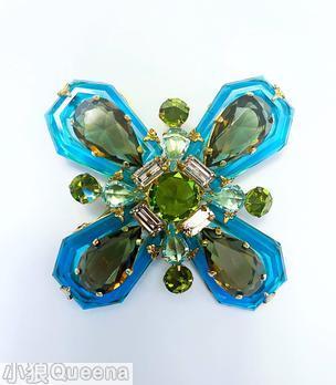 Schreiner large teardrop embedded cross pin round stone center 4 small surrounding baguett 4 surrounding teardrop aqua peridot crystal ice blue brown silvertone jewelry