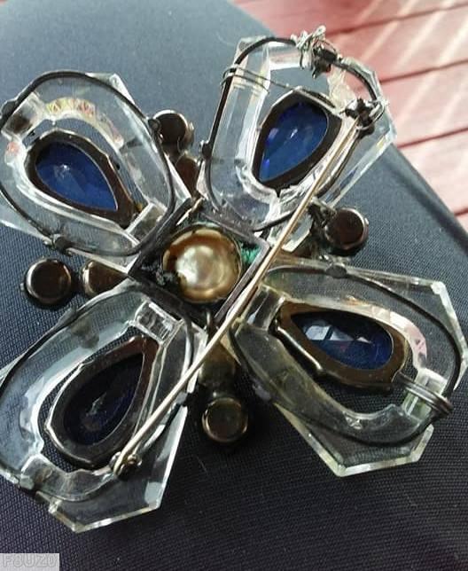 Schreiner large teardrop embedded cross pin round stone center 4 small surrounding baguett 4 surrounding teardrop navy emerald wine faux pearl crystal jewelry