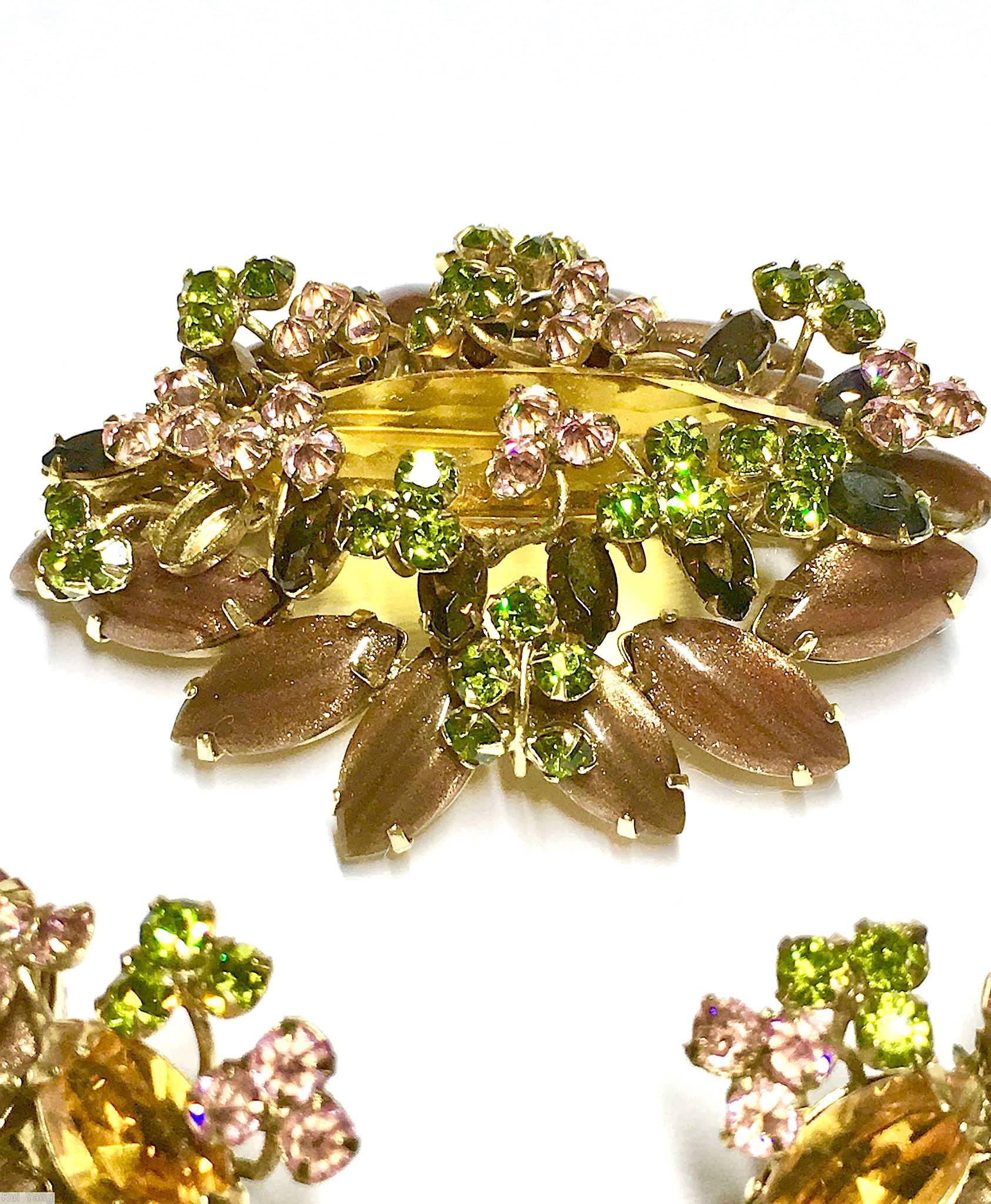 Schreiner long elongated faceted stone center stone 14 flower head 14 large navette 13 surrounding navette gold fluss brown navette peridot pink jet surrounding navette large amber center stone goldtone jewelry