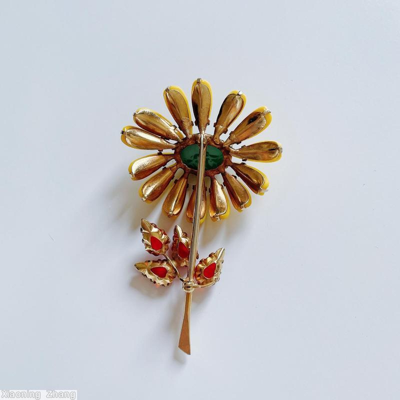 Schreiner long stem daisy flower pin 14 petal stone oval center 4 teardrop leaf lime petal stone marbled large peking glass oval cab center siam red clear faceted teardrop goldtone jewelry