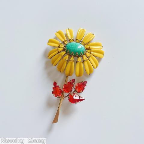 Schreiner long stem daisy flower pin 14 petal stone oval center 4 teardrop leaf lime petal stone marbled large peking glass oval cab center siam red clear faceted teardrop goldtone jewelry