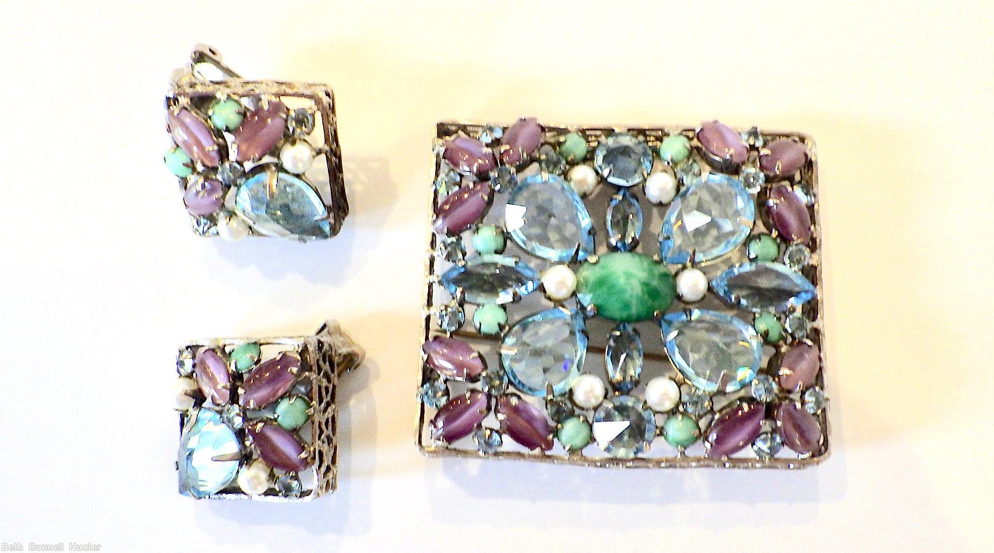 Schreiner rectangle shadow box radial pin oval cab center 4 teardrop 3 navette group corner marbled jade oval cab center ice blue teardrop moonglow plum navette faux pearl ice green jewelry