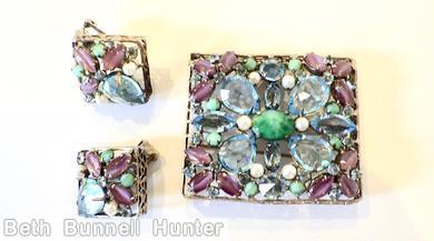 Schreiner rectangle shadow box radial pin oval cab center 4 teardrop 3 navette group corner marbled jade oval cab center ice blue teardrop moonglow plum navette faux pearl ice green jewelry