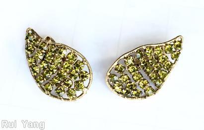 Schreiner leaf shaped wired small seeds stone 7 rows peridot inverted stone goldtone jewelry