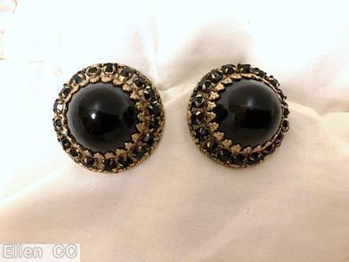 Schreiner round radial earring single row surrounding 18 chaton large round cab center jet goldtone jewelry