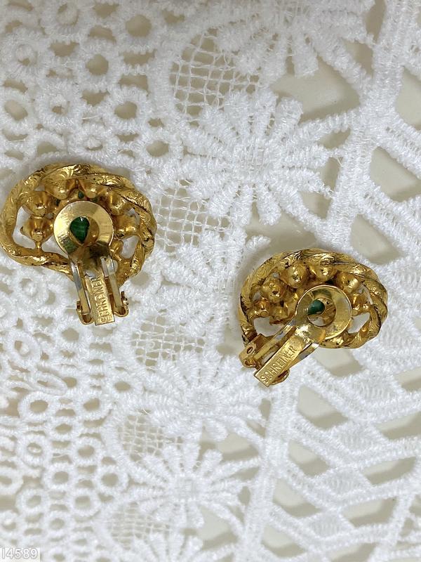 Schreiner twisted metal wire frame 1 teardrop center 5 surrounding pearl marbled green teardrop fuschia small chaton goldtone jewelry