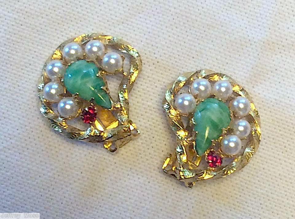 Schreiner twisted metal wire frame 1 teardrop center 5 surrounding pearl marbled green teardrop fuschia small chaton goldtone jewelry