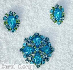 Schreiner 4 large radial teardrop square shaped pin small chaton center 4 surrounding small chaton ice blue large faceted teardrop ice blue small chaton center green small chaton jewelry